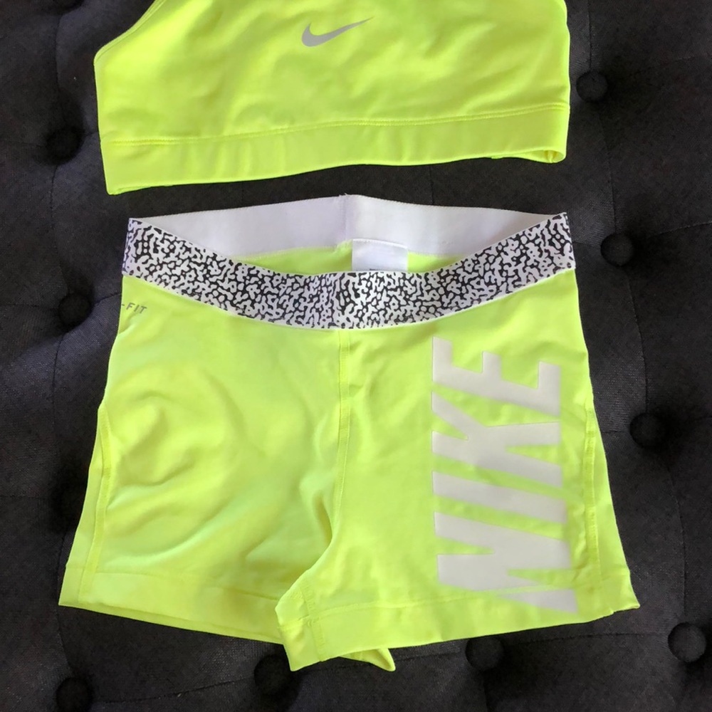 Nike Work Out Set - Picture 3 of 7